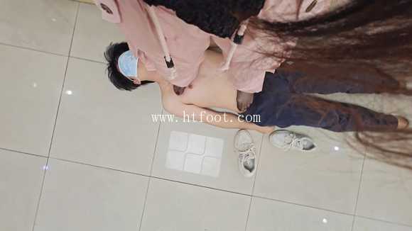 图片[1]_素人小姐姐运动鞋黑丝踩毯子_HD绳艺资源