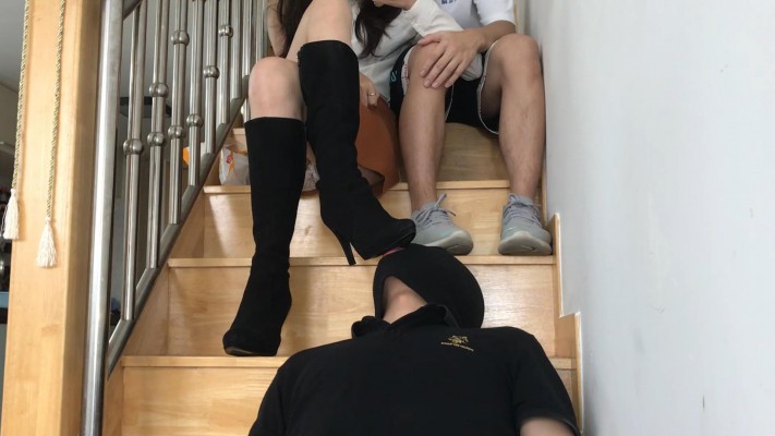 图片[2]_双机位小鱼女神情侣主边KISS边踩头羞辱追求者舔靴子_HD绳艺资源