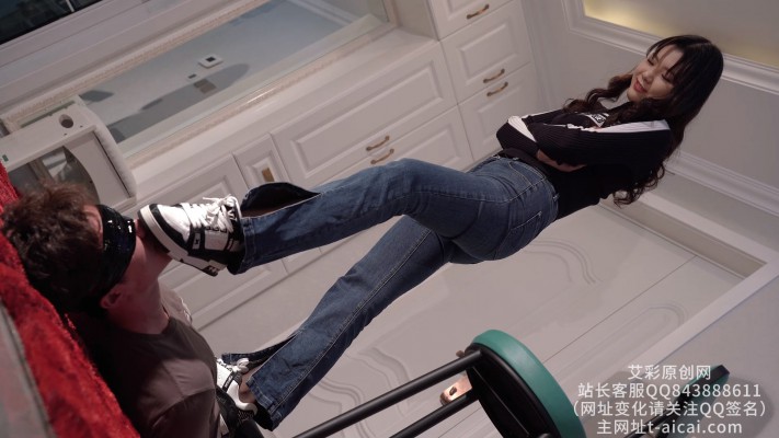 【初见】牛仔裤黑丝LV运动鞋踩踏人形地毯/物化鞋垫_HD绳艺资源