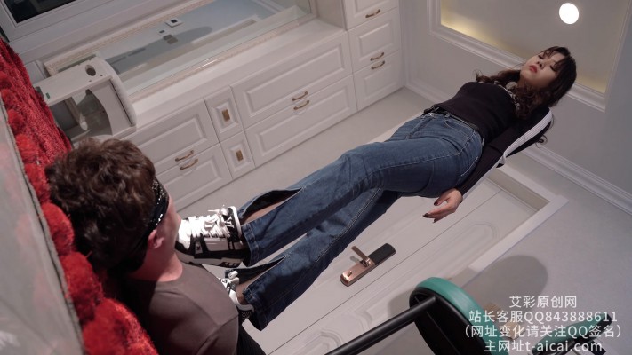 图片[3]_【初见】牛仔裤黑丝LV运动鞋踩踏人形地毯/物化鞋垫_HD绳艺资源