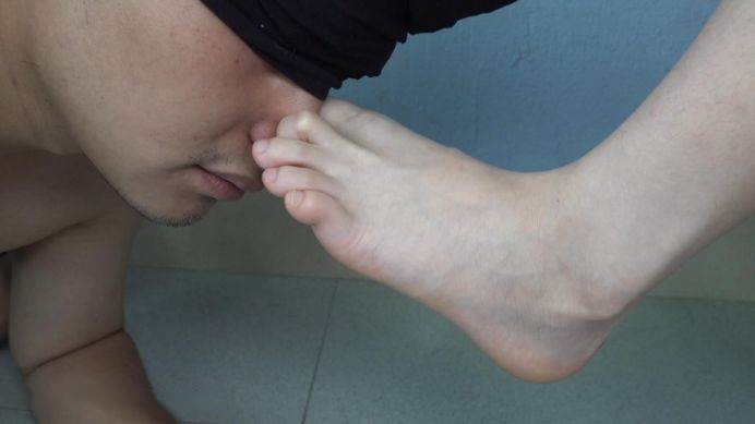 图片[8]_【南国原创】大专生宝儿S首秀，白嫩美脚玩奴，玩着玩着就兴奋的做鬼脸了！_HD绳艺资源