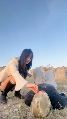 图片[9]_【思诺】长靴户外虐-骑马/碾压狗头/喂口水/踩踏舔泥巴脏鞋_HD绳艺资源