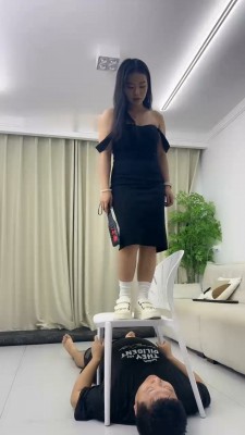 【伊诺】白鞋白袜气味羞辱/踩踏/臀部诱惑_HD绳艺资源