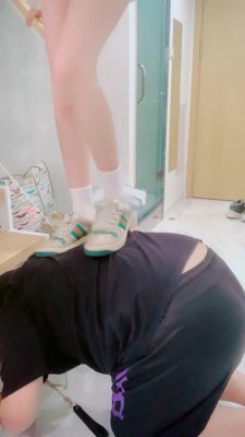 【Rina】运动鞋白棉袜踩踏虐乳_HD绳艺资源