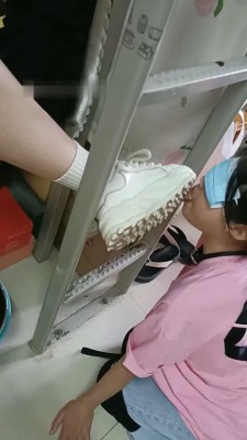 【爱可呀】学姐寝室伺候-胯下辱/舔鞋底/舌头洗脚/吃浓痰面包 bf33332_HD绳艺资源