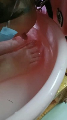 图片[1]_【爱可呀】学姐寝室伺候-胯下辱/舔鞋底/舌头洗脚/吃浓痰面包 bf33332_HD绳艺资源