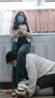 图片[1]_【爱可呀】教室开发素人S-母畜-跪舔多人多双脏鞋 bf34999_HD绳艺资源