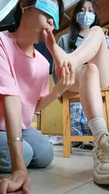 图片[1]_【爱可呀】带学姐去素人寝室伺候/跪拜清理各种鞋 bf32927_HD绳艺资源