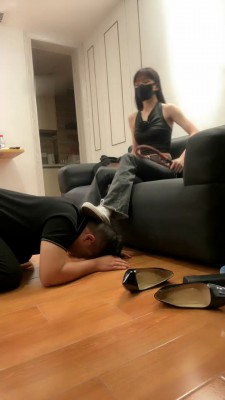 图片[1]_【高难度挑战美学】鞋底耳光/电棍虐打/转胯/全体重踩/白袜脚喂食 bf34194_HD绳艺资源