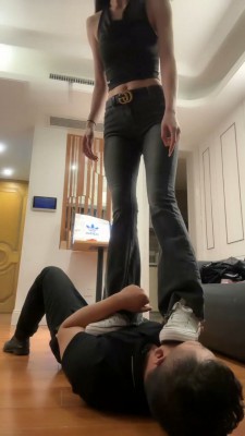 图片[1]_【高难度挑战美学】鞋底耳光/电棍虐打/转胯/全体重踩/白袜脚喂食 bf34194_HD绳艺资源