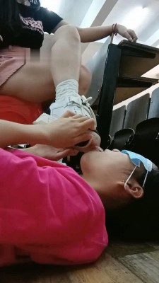 图片[1]_【爱可呀】教室大冒险-女慕随机清理素人鞋子 bf32854_HD绳艺资源