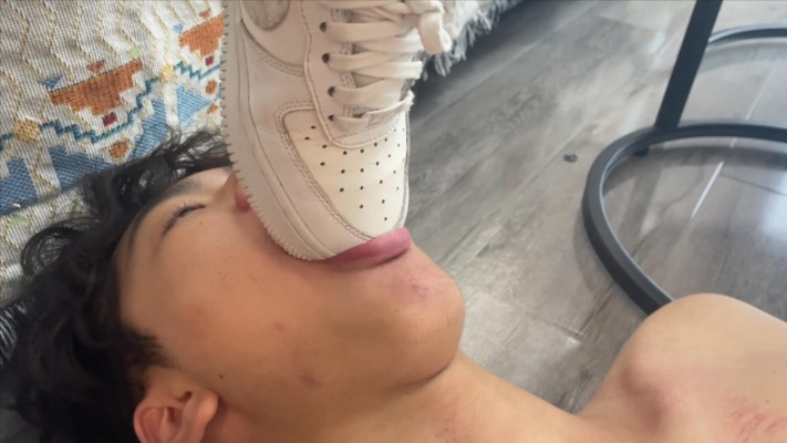 图片[1]_【00后小彤工作室】130斤女主狂踩90斤毯子，插嘴舔鞋胸口刮痧 YC-231003-6_HD绳艺资源