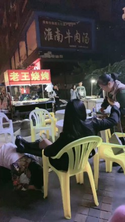 图片[1]_诺曦S热搜户外遛狗引围观当着群众语言羞辱辱骂史上最刺激_HD绳艺资源