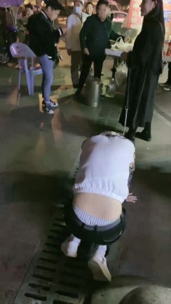 图片[1]_诺曦S热搜户外遛狗引围观当着群众语言羞辱辱骂史上最刺激_HD绳艺资源