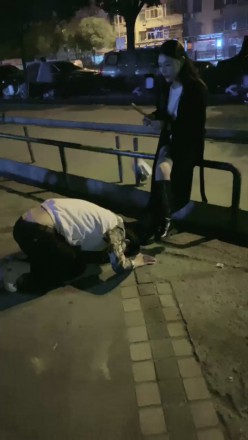 图片[1]_诺曦S热搜户外遛狗引围观当着群众语言羞辱辱骂史上最刺激_HD绳艺资源