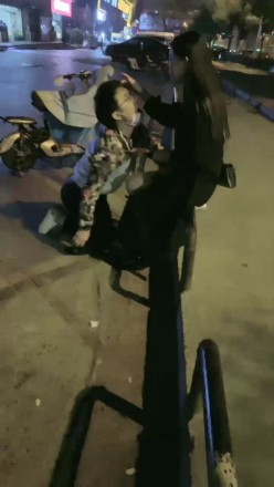 图片[1]_诺曦S热搜户外遛狗引围观当着群众语言羞辱辱骂史上最刺激_HD绳艺资源