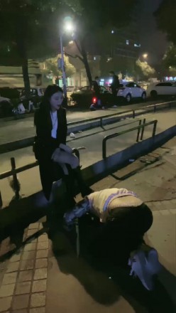 图片[1]_诺曦S热搜户外遛狗引围观当着群众语言羞辱辱骂史上最刺激_HD绳艺资源