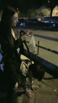 图片[1]_诺曦S热搜户外遛狗引围观当着群众语言羞辱辱骂史上最刺激_HD绳艺资源