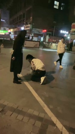 图片[1]_诺曦S热搜户外遛狗引围观当着群众语言羞辱辱骂史上最刺激_HD绳艺资源