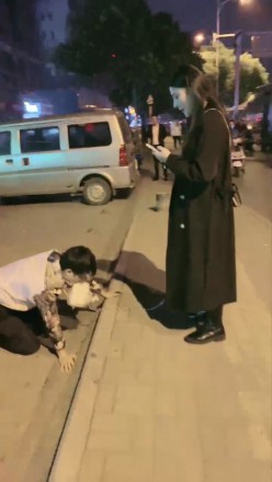 图片[1]_诺曦S热搜户外遛狗引围观当着群众语言羞辱辱骂史上最刺激_HD绳艺资源