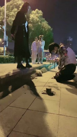 图片[1]_诺曦S热搜户外遛狗引围观当着群众语言羞辱辱骂史上最刺激_HD绳艺资源