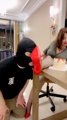 【梓夫人】踩踏喂食-给狗儿子过生日_HD绳艺资源