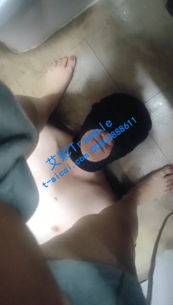 图片[1]_宝主烟灰圣水口水混合喂食贱狗_HD绳艺资源