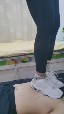 图片[1]_【君威】臭脚+痰盂强迫闻-全体重踩踏_HD绳艺资源