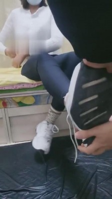 图片[1]_【君威】臭脚+痰盂强迫闻-全体重踩踏_HD绳艺资源