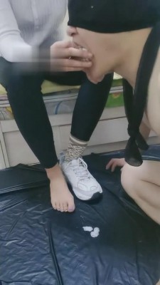 图片[1]_【君威】臭脚+痰盂强迫闻-全体重踩踏_HD绳艺资源