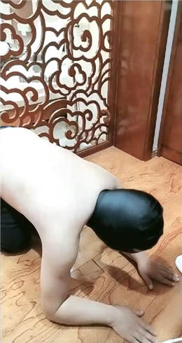 图片[1]_甜心 骚浪贱的狗踩踏耳光舔鞋_HD绳艺资源