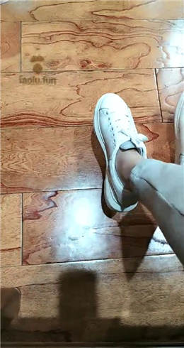 图片[1]_甜心 骚浪贱的狗踩踏耳光舔鞋_HD绳艺资源