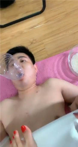 图片[1]_咩咩祖 笼子滴蜡舔足_HD绳艺资源