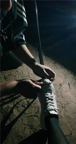 嘉昕 户外TJ 公园白色钉鞋遛狗黑丝舔脚_HD绳艺资源