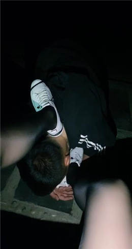 图片[1]_嘉昕 户外TJ 公园白色钉鞋遛狗黑丝舔脚_HD绳艺资源