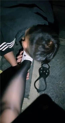 图片[1]_嘉昕 户外TJ 公园白色钉鞋遛狗黑丝舔脚_HD绳艺资源