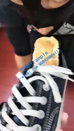 【妍妍】踩踏，喂帆布鞋面包_HD绳艺资源