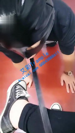 图片[1]_【妍妍】踩踏，喂帆布鞋面包_HD绳艺资源