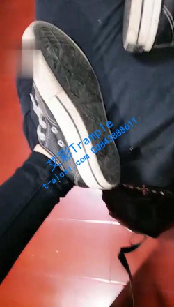 图片[1]_【妍妍】踩踏，喂帆布鞋面包_HD绳艺资源