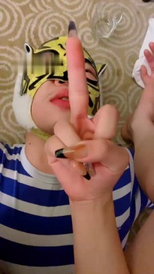 【不知名美女】臭脚捂脸/裸足踩踏/提档/骑马_HD绳艺资源