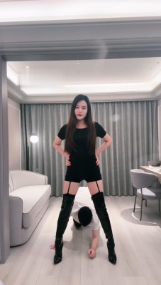 【琪琪大人】长靴霸气车模-胯下辱/鞋踩喂食_HD绳艺资源