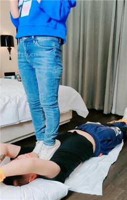 图片[2]_【萌宝儿】掐乳/帆布鞋白棉袜踩踏/深喉_HD绳艺资源