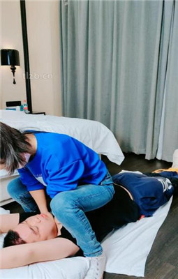 图片[6]_【萌宝儿】掐乳/帆布鞋白棉袜踩踏/深喉_HD绳艺资源