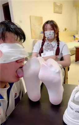 图片[9]_【雯雯】骚货同学闻同班女同学的臭袜子_HD绳艺资源