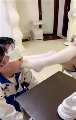 图片[12]_【雯雯】骚货同学闻同班女同学的臭袜子_HD绳艺资源