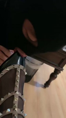 【毛绒月亮】舔铆钉高跟黑丝-呕吐物浓痰喂食_HD绳艺资源