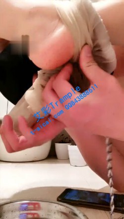 【傲雪儿】 艺术圣水驮着主人舔马桶_HD绳艺资源