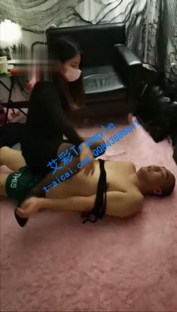 图片[1]_【糖糖S】3S:小萝莉将色狼锁厕所，成三姐妹马桶【双视角】_HD绳艺资源