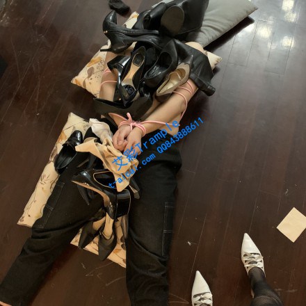 【女暴君】男盆友脏东西，在脚上舔（混升水一起喝）_HD绳艺资源