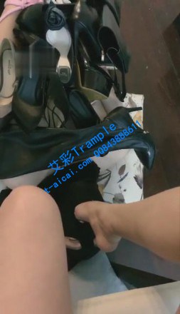 图片[1]_【女暴君】男盆友脏东西，在脚上舔（混升水一起喝）_HD绳艺资源